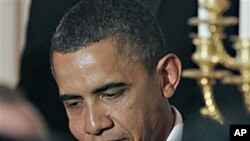 President Barack Obama listens as China's President Hu Jintao speaks before offering a toast during a State Dinner in the State Dining Room of the White House in Washington, 19 Jan, 2011