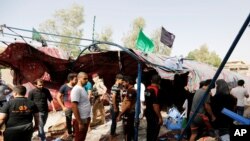 Warga berkerumum di sekitar lokasi bom bunuh diri di distrik al-Shaab, Baghdad, Iraq, 15 Oktober 2016 (REUTERS/Ahmed Saad)