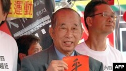 司徒华举起“平反六四”挥春