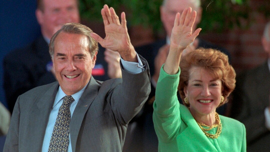 ARHIVA - Republikanski predsednički kandidat Bob Dol i njegova supruga Elizabet na predizbornom skupu u centru Finiksa u Arizoni, 25. oktobra 1996.