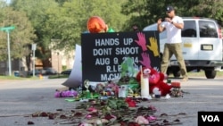 Moun ki te rasanble dimanch 254 out la nan anplasman kote polisye blan Darren Wilson te touye ak bal jenn gason nwa Michael Brown. (Foto : Gesell Tobias, VOA)