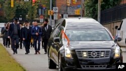 Dolientes caminan detrás de la carroza fúnebre que lleva el ataúd del doctor Jerry Rabinowitz, al cementerio Homewood, luego de un servicio funeral en el Centro Comunitario Judío de Squirrel Hill, en Pittsburgh, Pensilvania, el martes 30 de octubre de 2018.