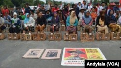 Para petani berunjuk rasa menolak pabrik PT Semen Indonesia di Pegunungan Kendeng, Rembang Jawa Tengah di depan Istana Merdeka Jakarta. (Foto: VOA/Andylala)