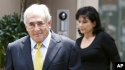 Former International Monetary Fund (IMF) chief Dominique Strauss-Kahn and his wife Anne Sinclair leave their temporary Manhattan residence in New York July 6, 2011.