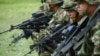 ARCHIVO - Soldados colombianos en un entrenamiento para combatir a rebendes renegados en abril de 2018.