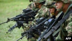 Soldados colombianos entrenan en el municipio de Tumaco, departamento de Nariño, Colombia, mientras esperaban participar en una operación militar contra rebeldes que secuestraron y mataron a dos periodistas ecuatorianos y su conductor.