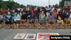 Para petani berunjuk rasa menolak pembangunan pabrik PT Semen Indonesia di Pegunungan Kendeng, Rembang Jawa Tengah di depan Istana Merdeka Jakarta, April 2016. (Foto: ilustrasi - VOA/Andylala)