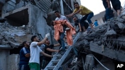 Palestinci spasavaju djevojčicu iz ruševina stambene zgrade uništene u izraelskom vazdušnom udaru, 10. oktobra 2023.