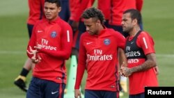 Neymar au milieu de ses coéquipiers Dani Alves et Thiago Silva lors d’une séance d’entraînement à Saint-Germain-en-Laye, près de Paris, France, 11 août 2017.