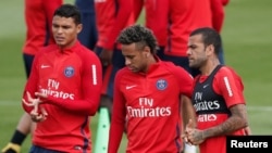 Neymar au milieu de ses coéquipiers Dani Alves et Thiago Silva lors d’une séance d’entraînement à Saint-Germain-en-Laye, près de Paris, France, 11 août 2017.