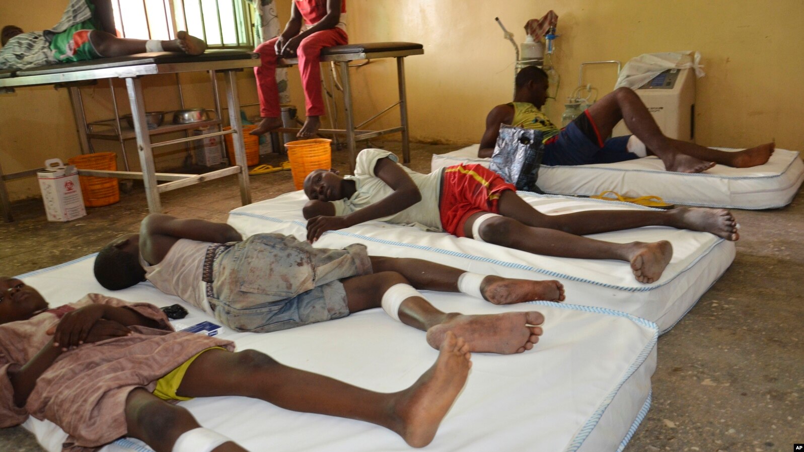 Para korban luka-luka akibat ledakan dirawat di rumah sakit Maiduguri, Nigeria (17/6).