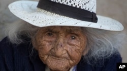 ARCHIVO- Julia Flores Colque, de 117 años, sentada frente a su casa en Sacaba, Bolivia. Agosto 23, 2018.