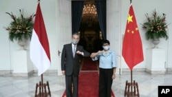 在王毅(左)與印尼外長雷特諾(右)（Retno Marsudi）1月13日的會晤。