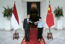 Menteri Luar Negeri China Wang Yi (kiri) dan Menlu RI Retno Marsudi di Jakarta, Indonesia, Rabu, 13 Januari 2021. (Foto: Kemenlu RI via AP)