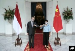 Menteri Luar Negeri China Wang Yi (kiri) dan Menlu RI Retno Marsudi di Jakarta, Indonesia, Rabu, 13 Januari 2021. (Foto: Kemenlu RI via AP)