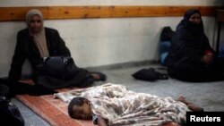 د صحت نړيواله اداره ډبليو ايچ او وايي په رفح کې نزدې 1.2 ميلين خلکو پناه اخستلې ده چې د نيمې نه زيات پکې ماشومان دي. په دوی کې زيات د غزه د بيلا بيلو برخو نه ژوند ساتنې او سرپناه موندلو پسې راغلي دي ځکه چې د اسرايل او حماس په جګړه کې د غزه ډېره برخه کنډر شوې ده. 