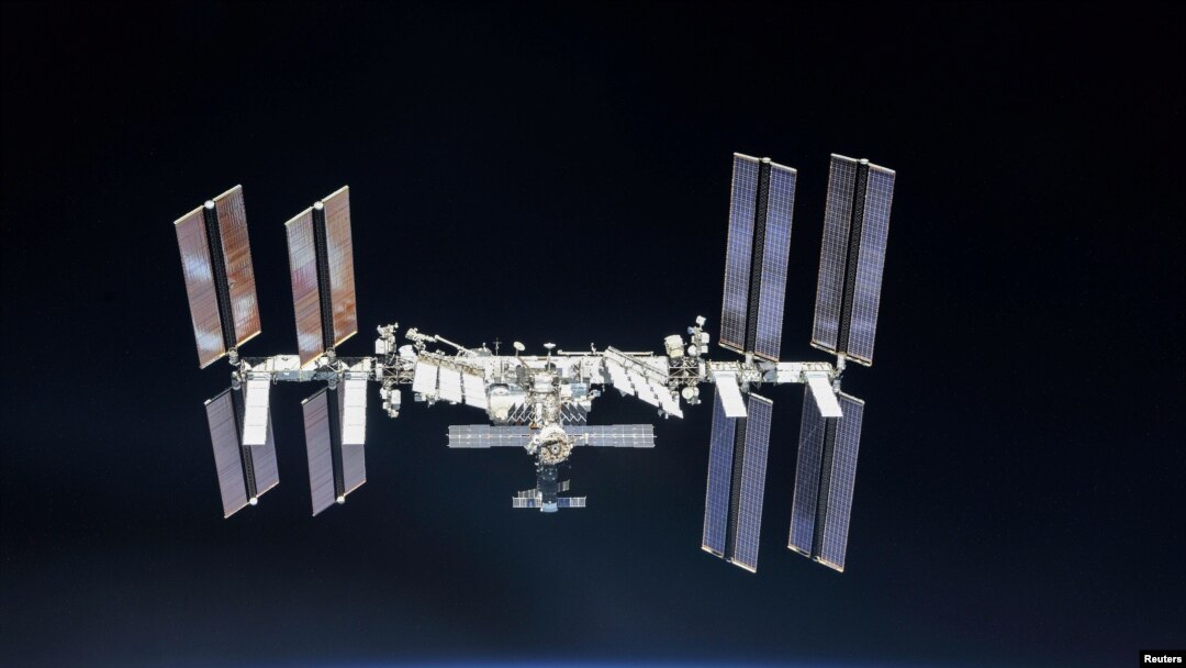 Stasiun Luar Angkasa (ISS) tampak dalam foto yang diambil oleh anggota kru Ekspedisi 56 dari pesawat ruang angkasa Soyuz pada 4 Oktober 2018. (Foto: NASA/Roscosmos/Handout via Reuters)