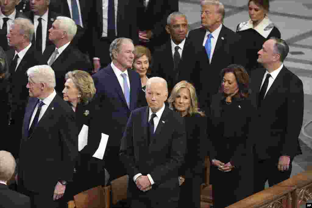 El presidente Joe Biden y la primera dama Jill Biden observan el comienzo del funeral de estado del expresidente Jimmy Carter en la Catedral Nacional de Washington, el 9 de enero de 2025.