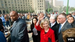 Menteri Luar Negeri Amerika Hillary Clinton di jalanan kota Kairo, Rabu (16/3), melambaikan tangan ke arah warga yang menunggu kedatangannya.