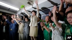 고이케 유리코(가운데) 일본 도쿄 도지사 당선자가 31일 도쿄의 선거상황실에서 승리를 확인한 뒤 지지자들과 함께 환호하고 있다. 