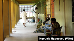 Deux médecins par service tiennent le service minimum, à Brazzavile, Congo. (VOA/Ngouela Ngoussou)