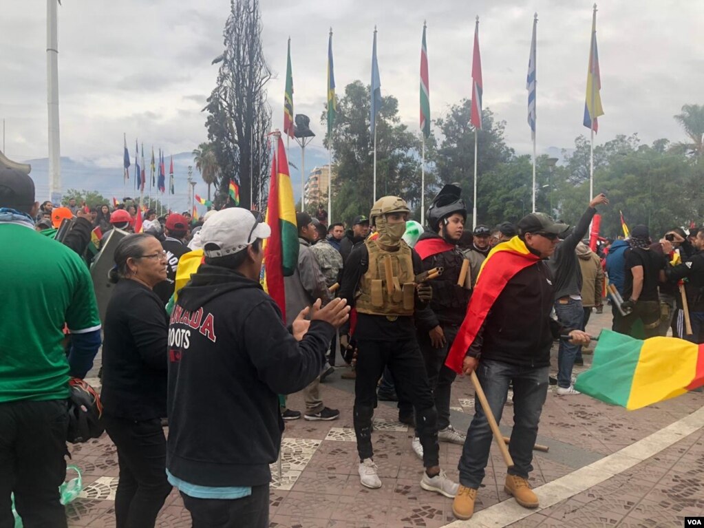 En El Prado de Cochabamba salen caravanas a festejar la dimisión del Gobierno del presidente Evo Morales. Foto: Fabiola Chambi - VOA.