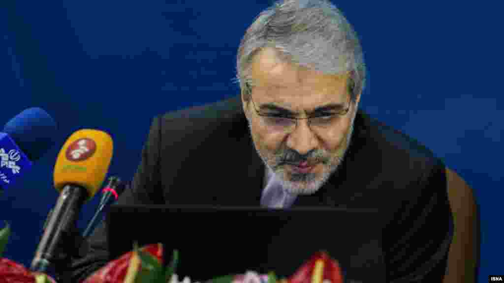 محمدباقر نوبخت سخنگوی دولت ایران در مورد استخدام‌های سال آینده گفت: سال آینده، ۳۴ هزار و ۵۰۰ نفر از فارغ‌التحصیلان دانشگاهی در دولت استخدام خواهند شد. البته توجه کنید که فعلا دولت لایحه بودجه را ارایه داده و مجلس و شورای نگهبان باید نظر نهایی در این مورد را بدهد. عکس: روح‌اله وحدتی، ایسنا