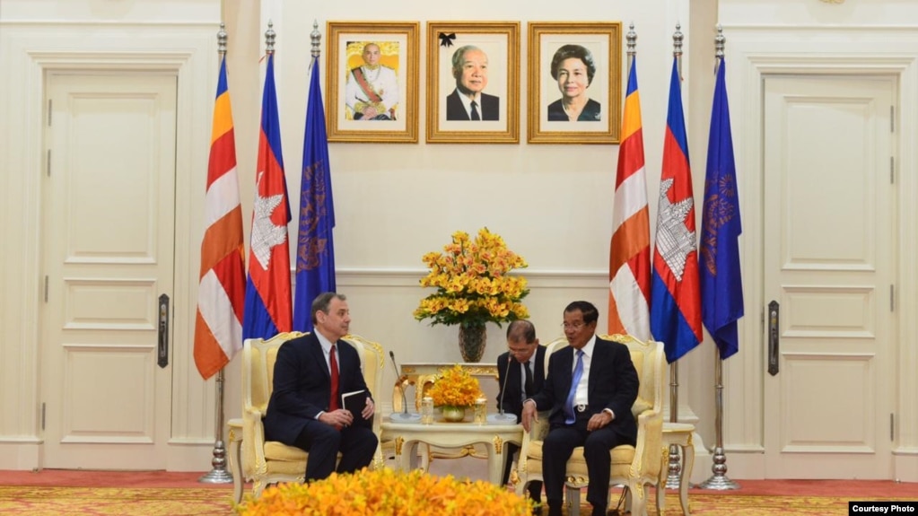 ឯកអគ្គរដ្ឋទូតអាមេរិកប្រចាំកម្ពុជាលោក William A. Heidt និងលោកនាយករដ្ឋមន្ត្រី ហ៊ុន សែន បានជួបពិភាក្សាគ្នាដើម្បីជំរុញទំនាក់ទំនងល្អរវាងសហរដ្ឋអាមេរិកនិងកម្ពុជា មុននឹងលោកឯកអគ្គរដ្ឋទូត បញ្ចប់បេសកកម្មនៅកម្ពុជា ភ្នំពេញ ថ្ងៃទី២០ ខែវិច្ឆិកា ឆ្នាំ២០១៨។ (រូបថតដោយ U.S. Embassy Phnom Penh)