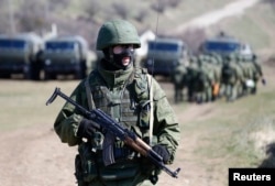 Nga phủ nhận có binh sĩ tham chiến tại miền đông Ukraine, nói rằng những người lính Nga chiến đấu bên cạnh các phiến quân Ukraine đòi ly khai thân Nga là những người tình nguyện.