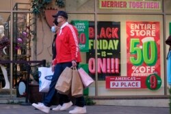 Warga berbelanja pada "Black Friday" di Commerce, California (26/11).