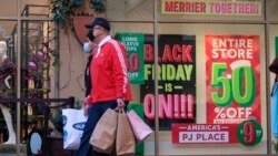 캘리포니아주 시타델 아울렛에서 쇼핑객들이 블랙프라이데이 쇼핑을 하고 있다.