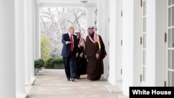 پرزیدنت ترامپ در یکی از ملاقات‌هایش با ولیعهد عربستان در کاخ سفید