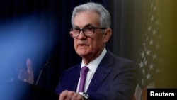 Ketua bank sentral AS, Jerome Powell, menghadiri konferensi pers tentang keputusan rapat mengenai suku bunga The Fed di the Federal Reserve, Washington, 31 Januari 2024. (Foto: Evelyn Hockstein/Reuters)