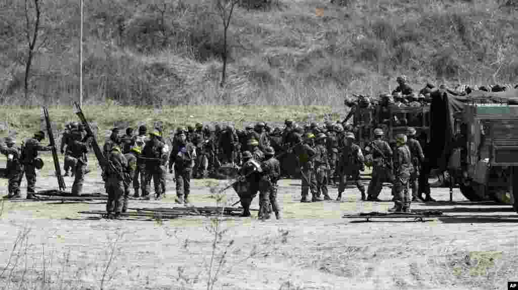 South Korean soldiers prepare for a military exercise, Paju, north of Seoul, South Korea, March 29, 2013.