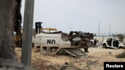 Kendaraan milik PBB yang rusak tergeletak di salah satu sudut di Rafah pada 28 Mei 2024, menyusul serangan Israel ke wilayah tersebut. (Foto: Reuters/Hatem Khaled)