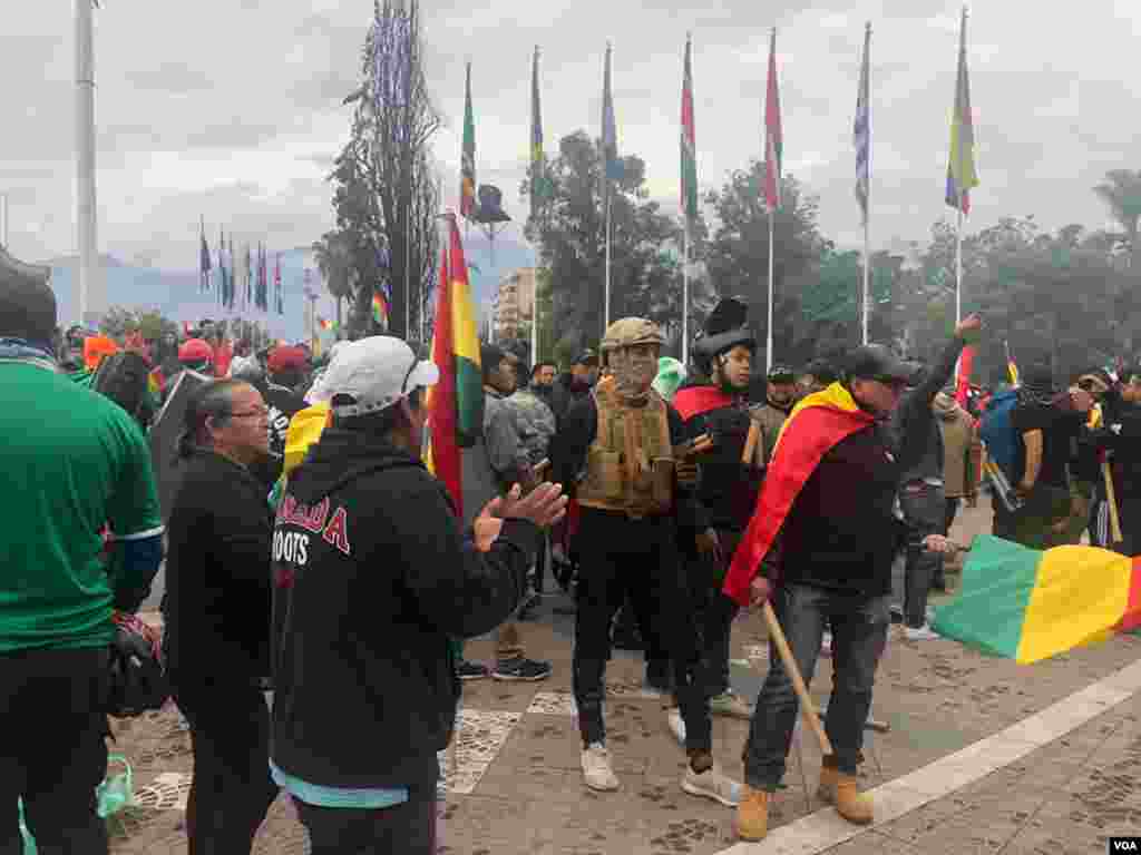 En El Prado de Cochabamba salen caravanas a festejar la dimisión del Gobierno del presidente Evo Morales. Foto: Fabiola Chambi - VOA.