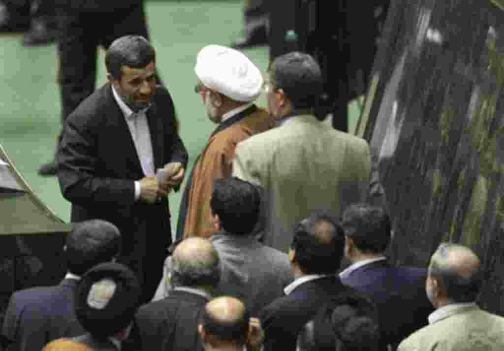 در جلسه پاسخگویی احمدی نژاد به مجلس ،تخلفات قانونی دولت در قالب یازده سوال از سوی نمایندگان مجلس مطرح می شود که رییس کابینه دهم موظف است با پاسخ به آنها ۱۰۰ نماینده امضا کننده طرح را متقاعد کند . <a href="http://www.voanews.com/persian/news/iran/ahmadin