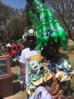 Kenyan protesters display trash to demonstrate how Kenyans pollute the environment, during a protest against climate change, in Nairobi, Kenya, Sept. 20, 2019. (M. Yusuf/VOA)