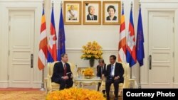 Outgoing US Ambassador William A. Heidt (left) meets with Cambodian Prime Minister Hun Sen (right) to discuss relations between the two countries, Phnom Penh, November 20, 2018. (Courtesy of U.S. Embassy Phnom Penh, Cambodia) 