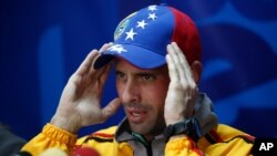 El líder opositor Henrique Capriles habla durante una conferencia de prensa en su oficina en Caracas.