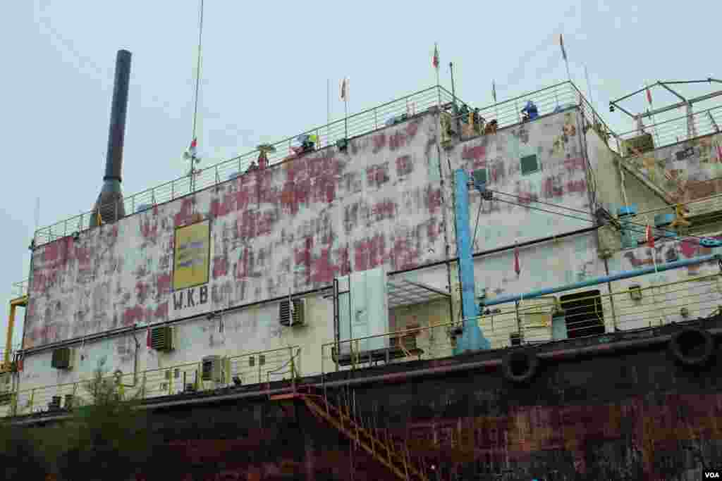 The Apung 1 barge, which was generating electricity offshore, was carried five kilometers by the tsunami and came to rest atop two houses. (Steve Herman/VOA News)