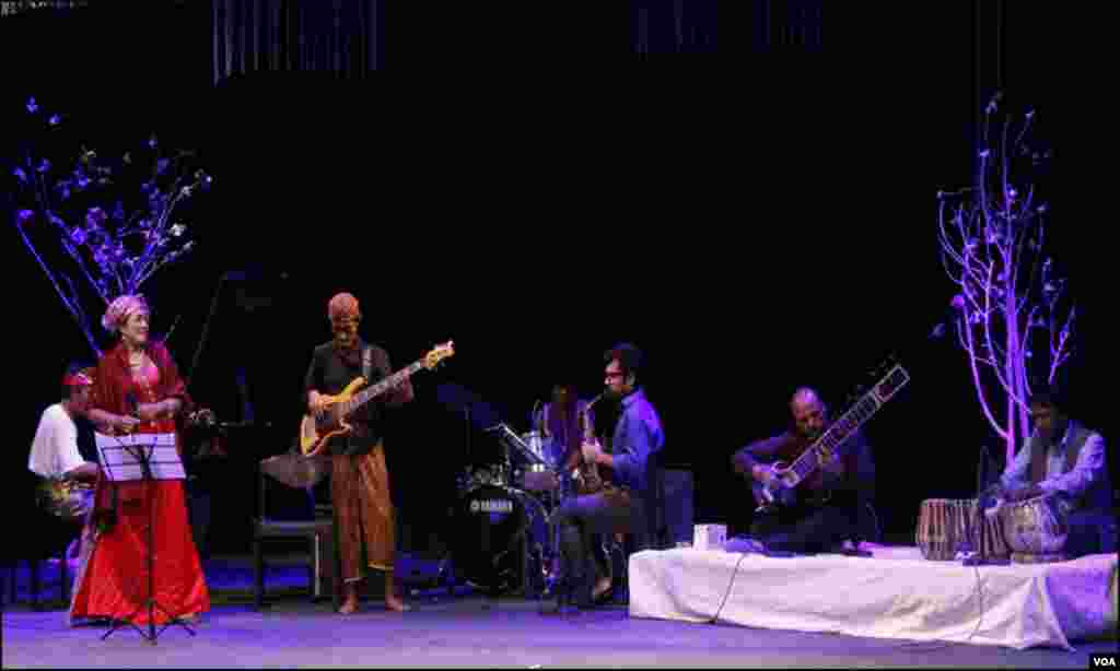 ایک ساتھ اسٹیج پر پاکستان او انڈونیشیا کی ثقافت کا مظاہرہ، دونوں ممالک کے مویسقار اور انڈونیشین گلوکارہ