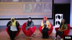 Peserta program Hijabi Monologues Indonesia berbagi kisahnya di Pusat Kebudayaan @america (22/10). (VOA/Alina Mahamel)