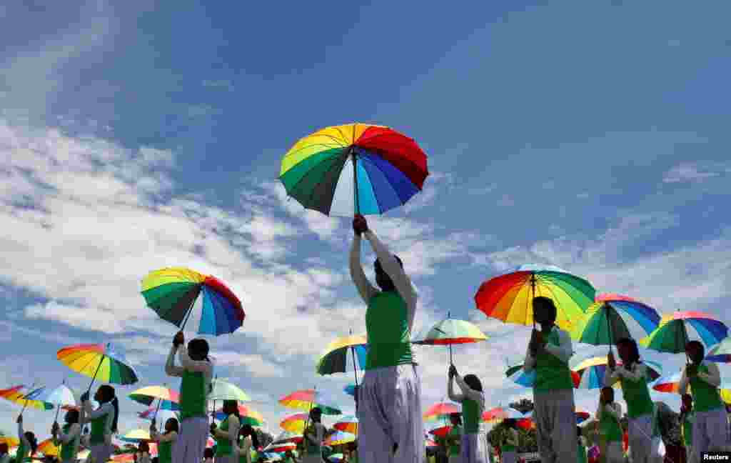 인도 아가르탈라에서 독립 기념일을 맞아 학생들이 우산 공연을 선보이고 있다.