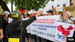 Para demonstran Vietnam melakukan unjuk rasa anti-Tiongkok di ibukota Hanoi (3/7).