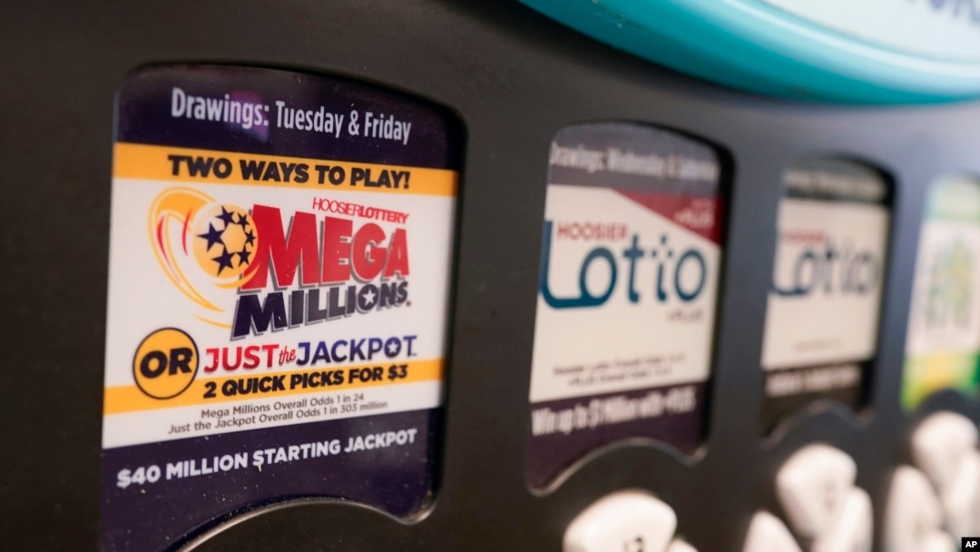 ARCHIVO - Un logotipo de Mega Millions se muestra en una máquina expendedora en el stand de la Lotería Hoosier en la Feria Estatal de Indiana, el 3 de agosto de 2023, en Indianápolis. AP