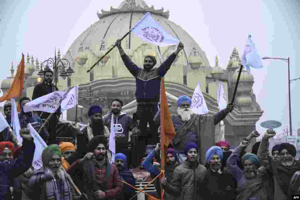 اب بھی بھارت کے مختلف حصوں سے کسانوں کی دارالحکومت نئی دہلی آمد کا سلسلہ جاری ہے۔ تاہم پولیس نے ان کسانوں کو دارالحکومت کے داخلی راستوں پر روک رکھا ہے۔