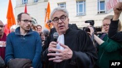 le fondateur de Sherpa, l'avocat William Bourdon, devant un tribunal de Luxembourg, le 15 mars 2017