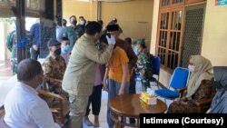 Menteri Pertahanan Prabowo Subianto hari Senin (26/4) mendatangi keluarga ABK KRI Nanggala 402, komandan KRI Letkol Laut (P) Heri Oktavian MSc. yang gugur di Selat Bali. (Foto: istimewa)