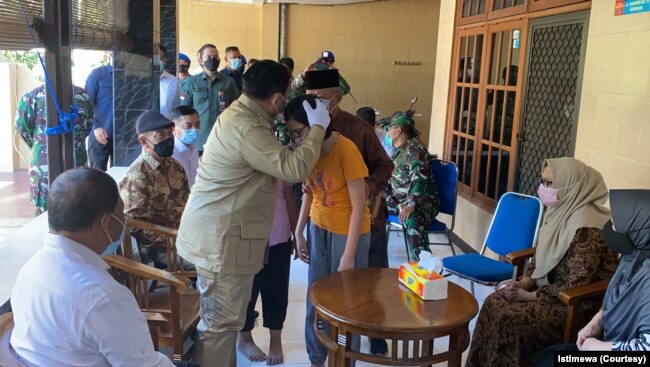 Menteri Pertahanan Prabowo Subianto hari Senin (26/4) mendatangi keluarga ABK KRI Nanggala 402, komandan KRI Letkol Laut (P) Heri Oktavian MSc. yang gugur di Selat Bali. (Foto: istimewa)